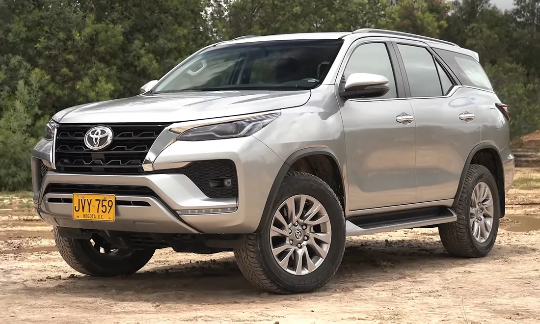 Imagem de referência do modelo Toyota SW4 SRX 2022; não é fotografia do veículo da empresa